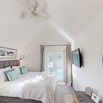 Skylark, The Bay, 2 Bedrooms With Ensuites, Parking For 2 Cars With Ev Point, 2 Dogs Welcome Holiday home *