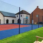 Skylark, The Bay, 2 Bedrooms With Ensuites, Parking For 2 Cars With Ev Point, 2 Dogs Welcome Holiday home *