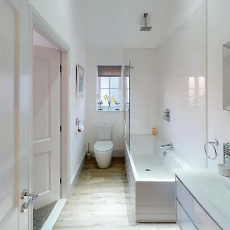 Skylark, The Bay, 2 Bedrooms With Ensuites, Parking For 2 Cars With Ev Point, 2 Dogs Welcome *