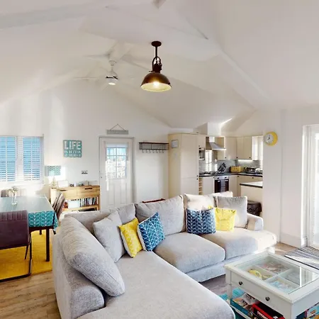 Skylark, The Bay, 2 Bedrooms With Ensuites, Parking For 2 Cars With Ev Point, 2 Dogs Welcome בית נופש